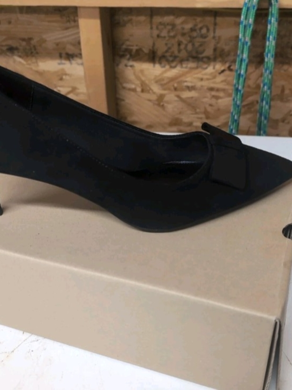 Classic Black Pointed Toe Low Heel Pumps with Bow Accent